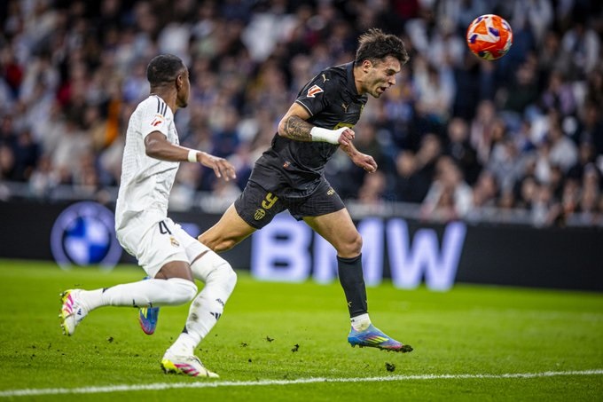 Valencia mencuri kemenangan dramatis 2-1 atas Real Madrid di Santiago Bernabeu. Vinicius Jr gagal mengeksekusi penalti, sementara Hugo Duro menjadi penentu lewat gol menit akhir