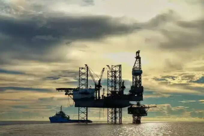 Harga minyak dunia anjlok ke level terendah sejak 2021 akibat meningkatnya ketegangan perang dagang AS-Tiongkok