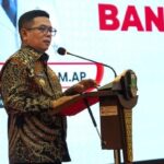 Gubernur Banten Andra Soni tegaskan komitmen bersih-bersih pungli di kantor Samsat selama program pemutihan pajak kendaraan bermotor. Sanksi tegas menanti pelanggar