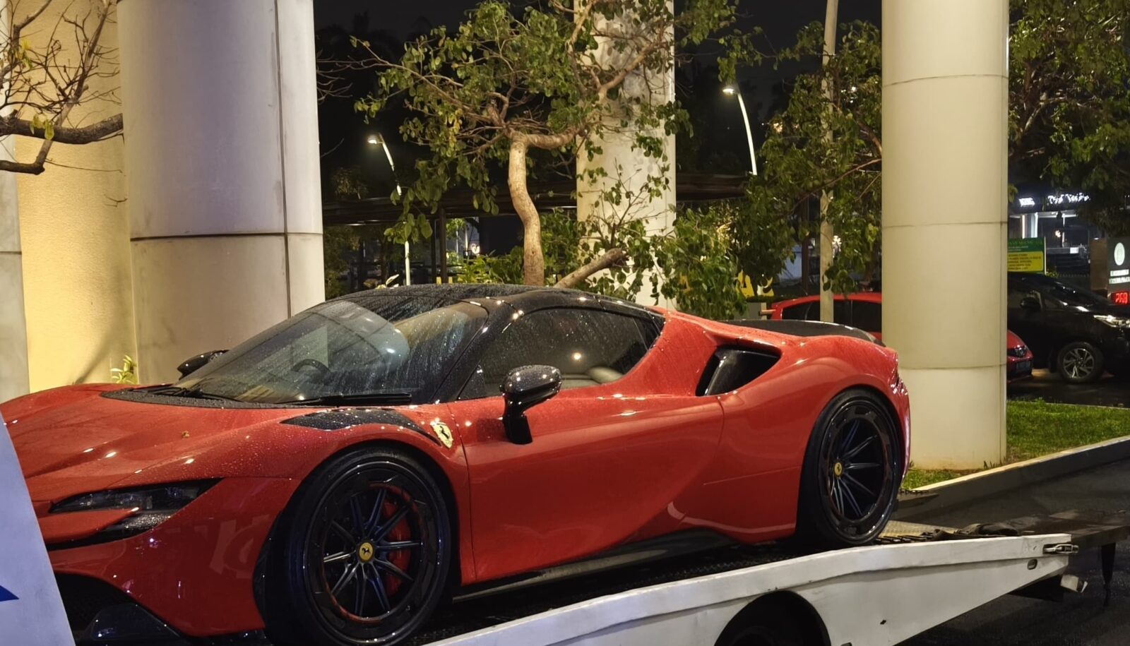 Kejagung menyita mobil mewah dan uang asing dari empat tersangka kasus korupsi minyak goreng usai penggeledahan di beberapa lokasi