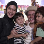 Baim Wong dan Paula Verhoeven resmi bercerai. Hak asuh anak dijalankan bersama, dan Paula menerima mut'ah Rp1 miliar usai persidangan