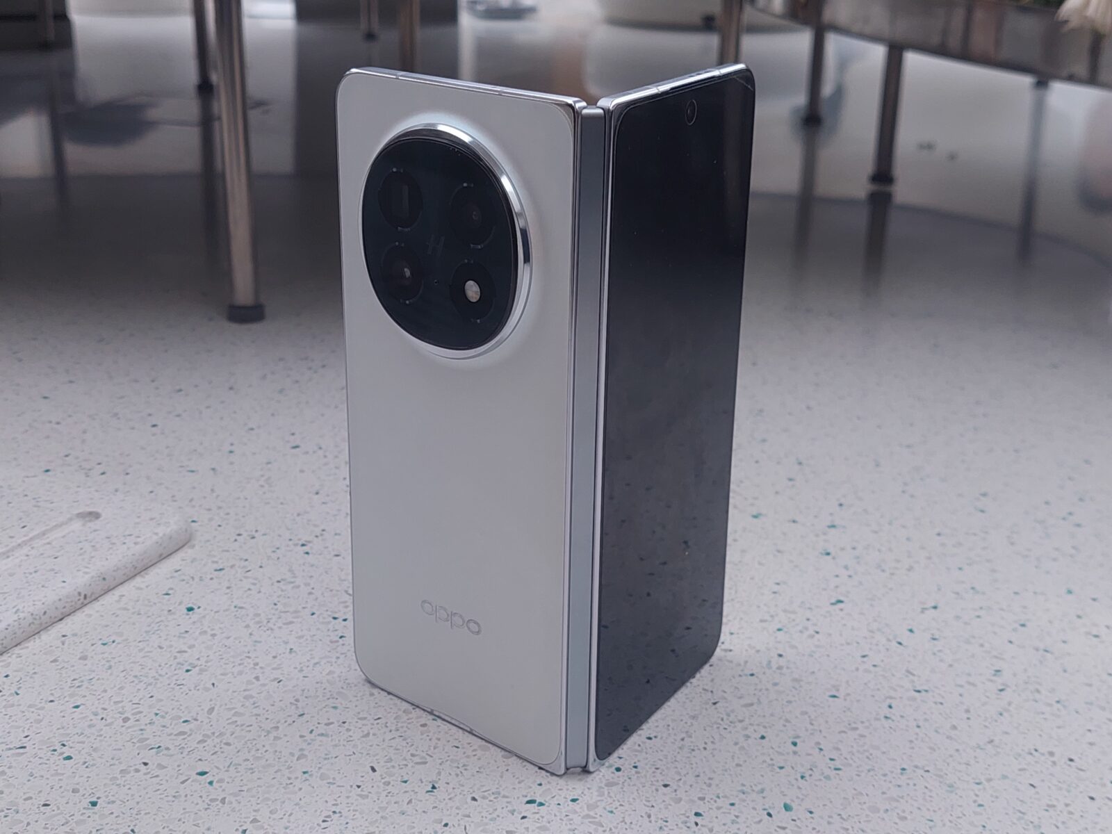 Oppo Find N5 hadir di layar film jumbo bioskop dengan desain ultra-tipis dan fitur AI canggih, jadi pusat perhatian pecinta teknologi