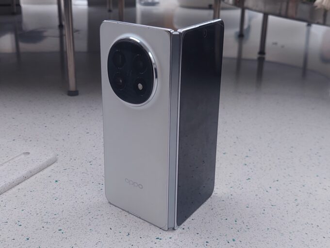 Oppo Find N5 hadir di layar film jumbo bioskop dengan desain ultra-tipis dan fitur AI canggih, jadi pusat perhatian pecinta teknologi