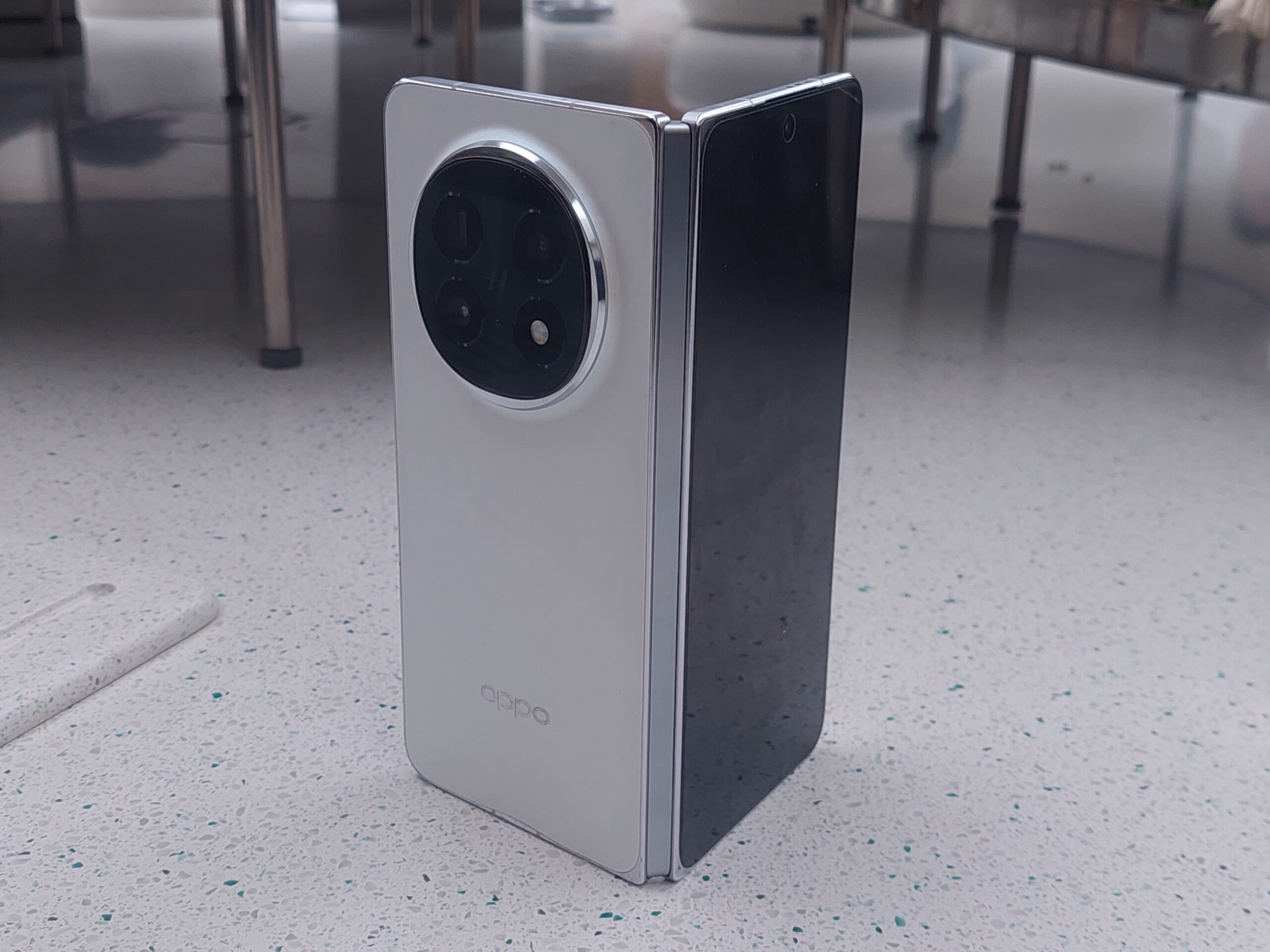 Oppo Find N5 hadir di layar film jumbo bioskop dengan desain ultra-tipis dan fitur AI canggih, jadi pusat perhatian pecinta teknologi
