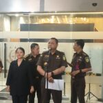 Direktur Pemberitaan Jak TV jadi tersangka kasus perintangan penyidikan korupsi CPO dan impor gula. Kejagung telusuri dugaan peran media