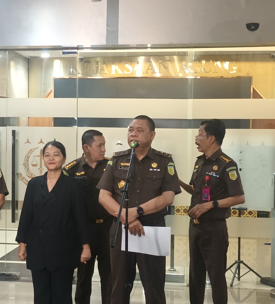 Direktur Pemberitaan Jak TV jadi tersangka kasus perintangan penyidikan korupsi CPO dan impor gula. Kejagung telusuri dugaan peran media