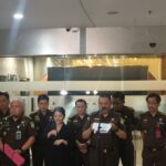 Tiga orang ditetapkan tersangka kasus gangguan penyidikan Kejagung, gunakan media & dana ratusan juta untuk sebar opini negatif.