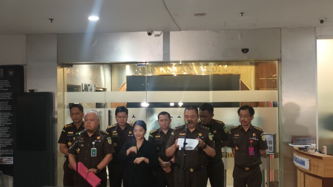 Tiga orang ditetapkan tersangka kasus gangguan penyidikan Kejagung, gunakan media & dana ratusan juta untuk sebar opini negatif.