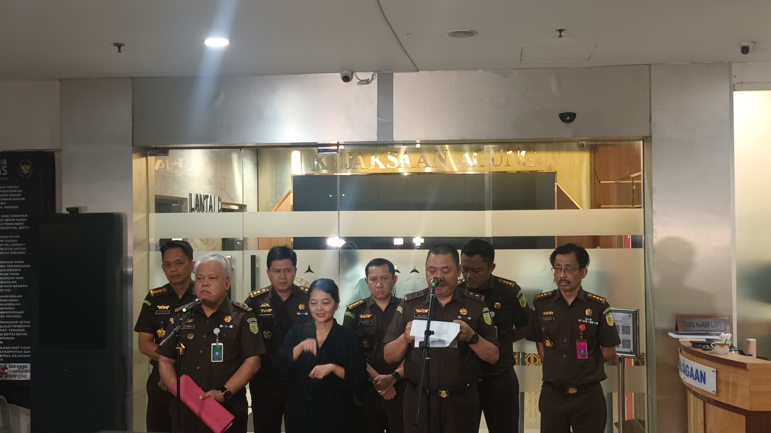 Tiga orang ditetapkan tersangka kasus gangguan penyidikan Kejagung, gunakan media & dana ratusan juta untuk sebar opini negatif.