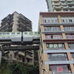 Kereta monorail menembus gedung apartemen di Chongqing, Tiongkok. -Foto: Retna Christa-Harian Disway-