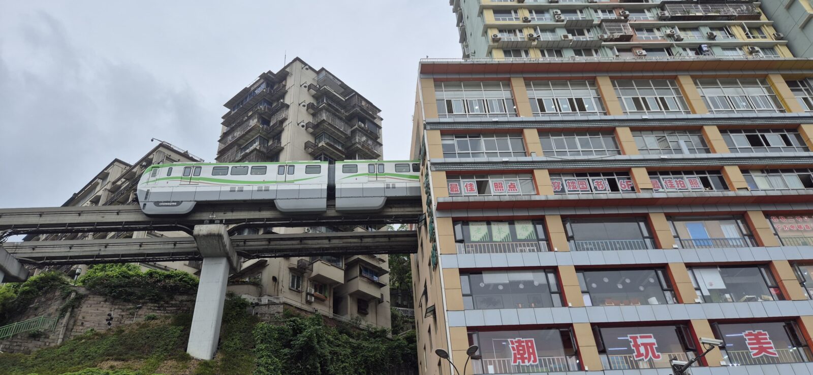 Kereta monorail menembus gedung apartemen di Chongqing, Tiongkok. -Foto: Retna Christa-Harian Disway-