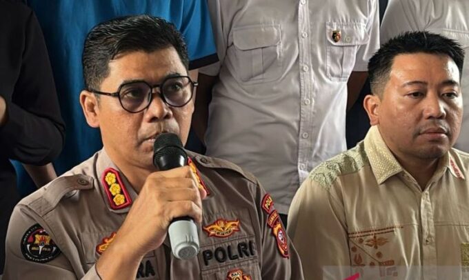 Kabid Humas Polda Jabar Kombes Polisi Hendra Rochmawan saat ungkap kasus pemerkosaan terhadap keluarga pasien di Kota Bandung, Jawa Barat, Rabu (9/4/2025). (ANTARA/Rubby Jovan)