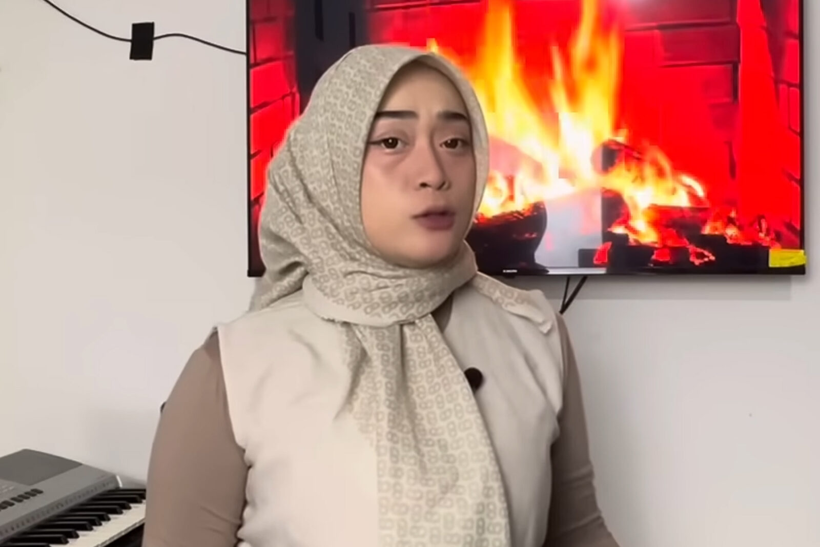 Bu Guru Salsa Kembali Viral, Kini Coba Peruntungan di Dunia Tarik Suara