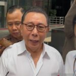 Mantan terpidana Djoko Sugiarto Tjandra saat menjawab pertanyaan para jurnalis usai diperiksa penyidik KPK, di Gedung Merah Putih KPK, Jakarta, Rabu (9/4/2025). (ANTARA/Rio Feisal)