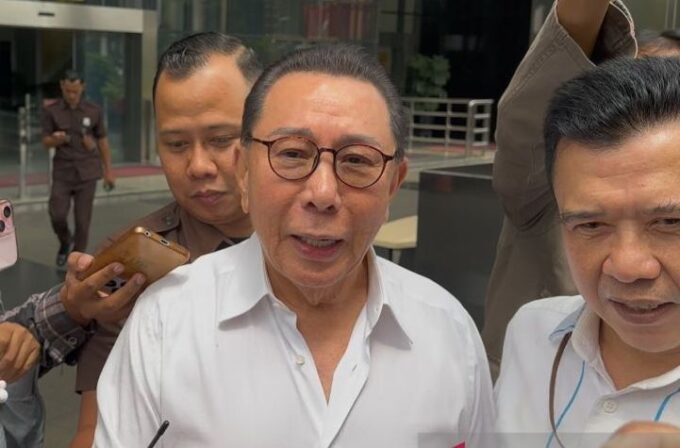 Mantan terpidana Djoko Sugiarto Tjandra saat menjawab pertanyaan para jurnalis usai diperiksa penyidik KPK, di Gedung Merah Putih KPK, Jakarta, Rabu (9/4/2025). (ANTARA/Rio Feisal)