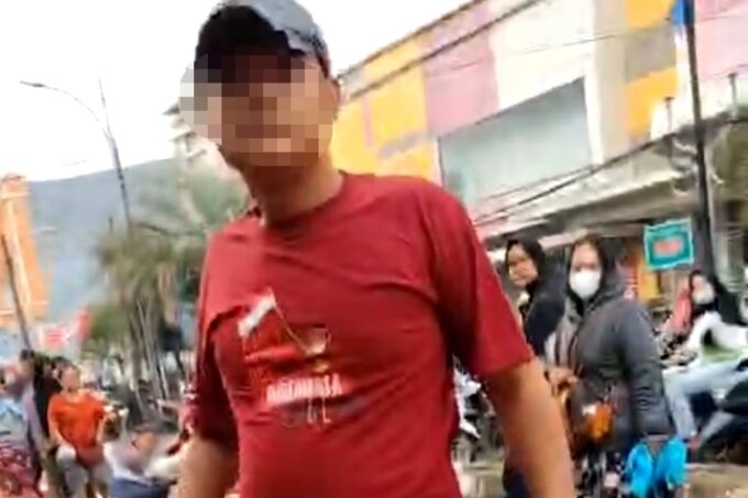 Potongan video viral pria mengamuk