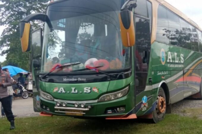 Bus ALS yang ditumpangi korban, di Pos Pengamanan Idul Fitri