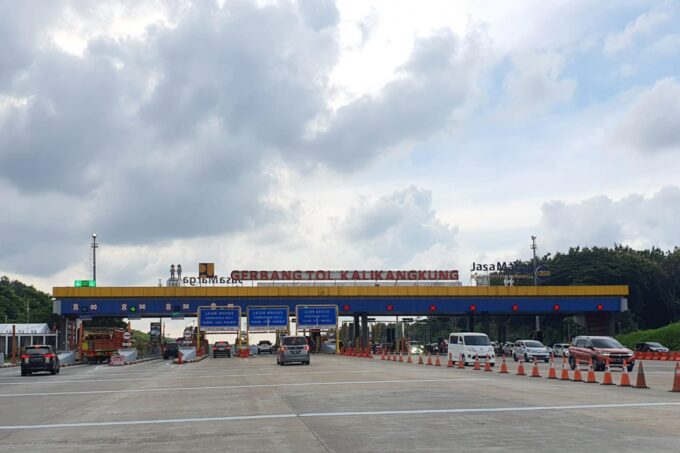 Foto situasi gerbang Tol Kalikangkung
