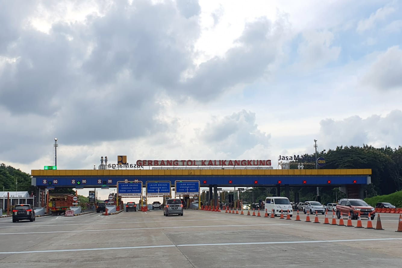 Foto situasi gerbang Tol Kalikangkung