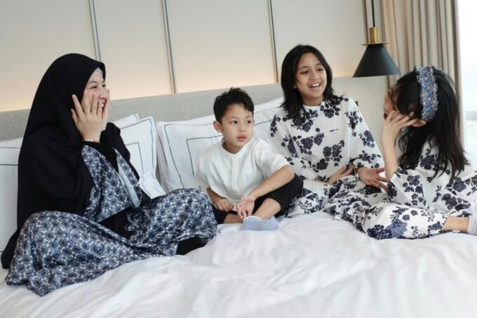 Foto Natasha Rizki bersama anak