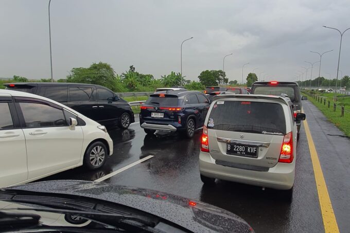 Situasi arus kendaraan di Jalan Tol Kalikangkung