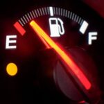 Foto ilustrasi idikator bensin di mobil