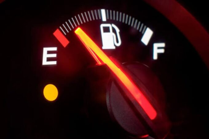 Foto ilustrasi idikator bensin di mobil