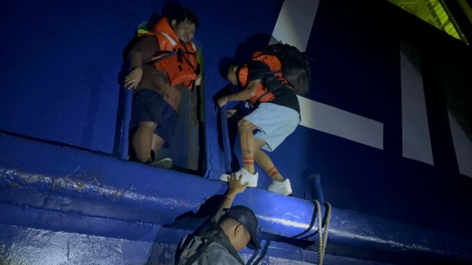 KMP Mutiara Ferindo 2 yang mengalami kebakaran di Perairan Banten pada Kamis dini hari, 03 April 2025.