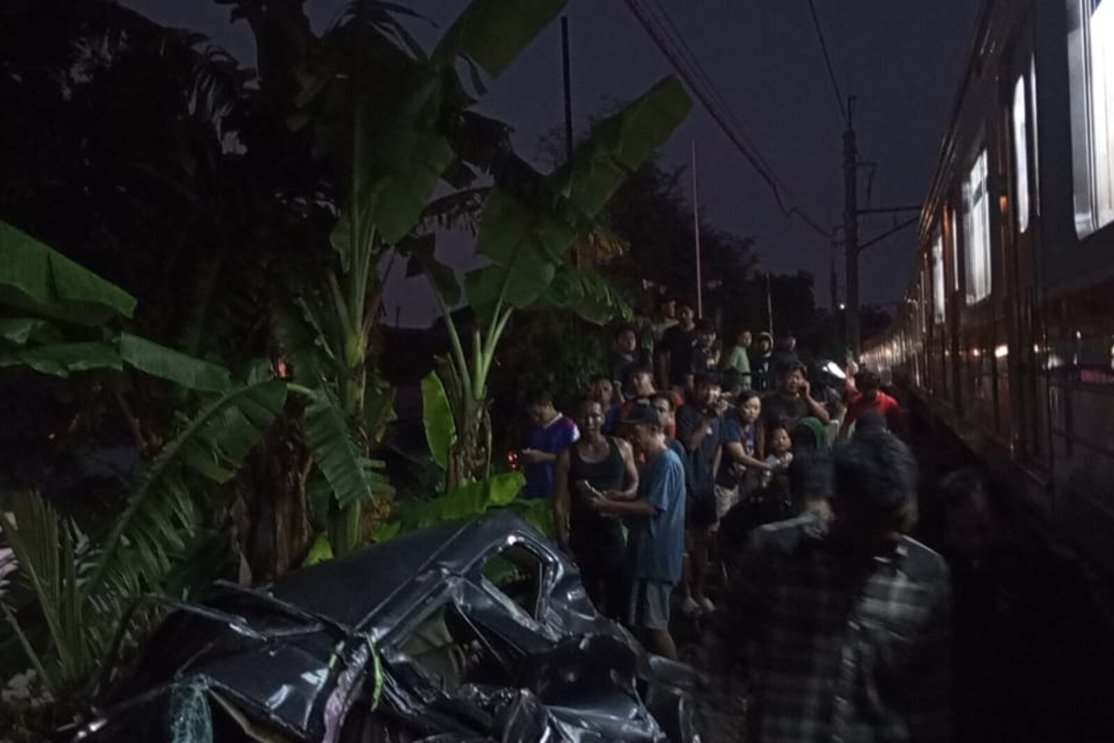 KRL Manggarai-Bogor Tertemper Mobil di Cilebut