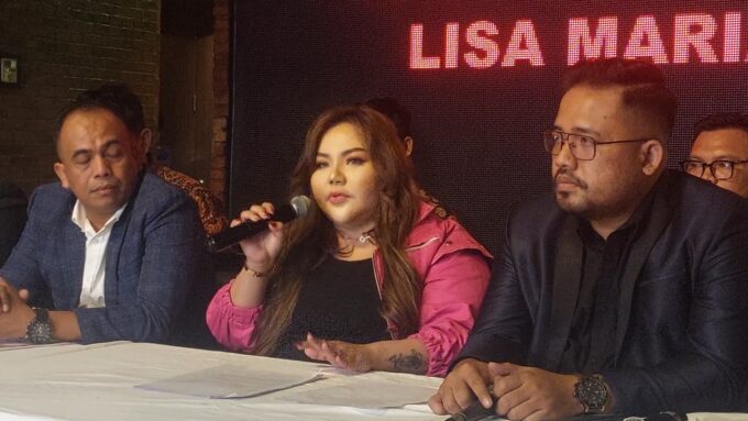 Lisa Mariana mengungkapkan alasan mengapa tetap menerima Ridwan Kamil sebagai pacarnya walaupun sudah mengetahui bahwa mantan Gubernur Jawa Barat itu sudah memiliki istri.