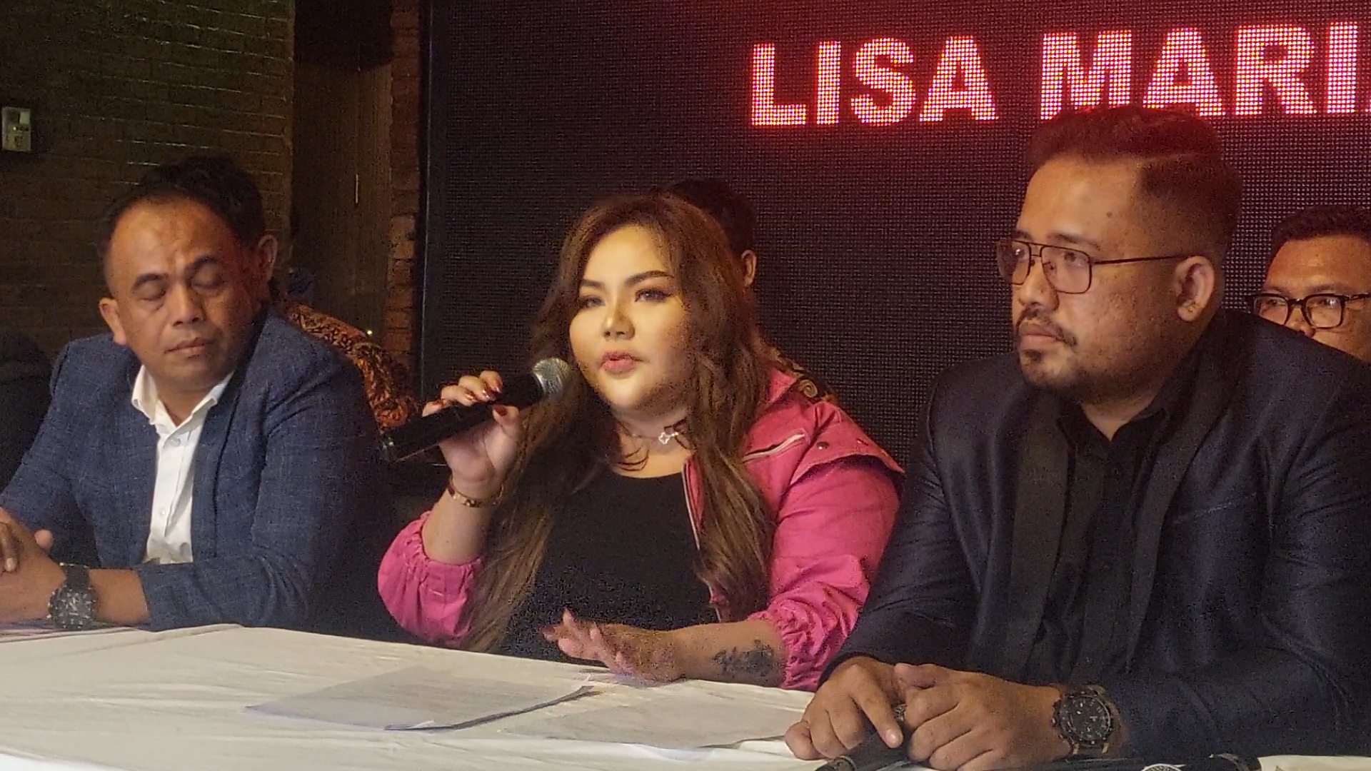 Lisa Mariana mengungkapkan alasan mengapa tetap menerima Ridwan Kamil sebagai pacarnya walaupun sudah mengetahui bahwa mantan Gubernur Jawa Barat itu sudah memiliki istri.