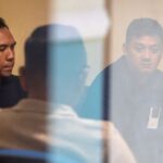 Wartawan foto LKBN ANTARA Makna Zaezar (kiri) yang menjadi korban kekerasan oknum polisi menjalani mediasi dengan pelaku, Walpri 2 Kapolri Ipda Endri Purwa Sefa (kanan) di Kantor LKBN ANTARA Biro Jawa Tengah, Semarang, Jateng, Minggu (6/4/2025). ANTARA FOTO/Aji Styawan
