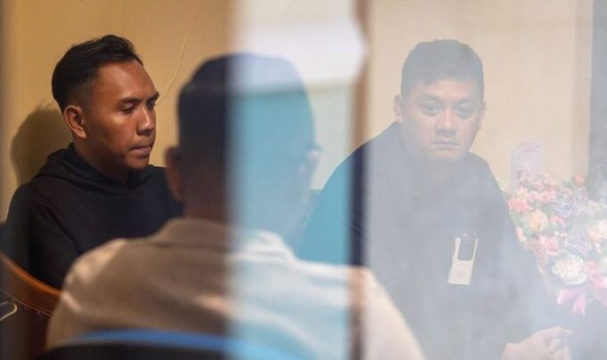 Wartawan foto LKBN ANTARA Makna Zaezar (kiri) yang menjadi korban kekerasan oknum polisi menjalani mediasi dengan pelaku, Walpri 2 Kapolri Ipda Endri Purwa Sefa (kanan) di Kantor LKBN ANTARA Biro Jawa Tengah, Semarang, Jateng, Minggu (6/4/2025). ANTARA FOTO/Aji Styawan