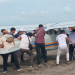 Pesawat Capung Mendarat Darurat di Pantai Pangandaran