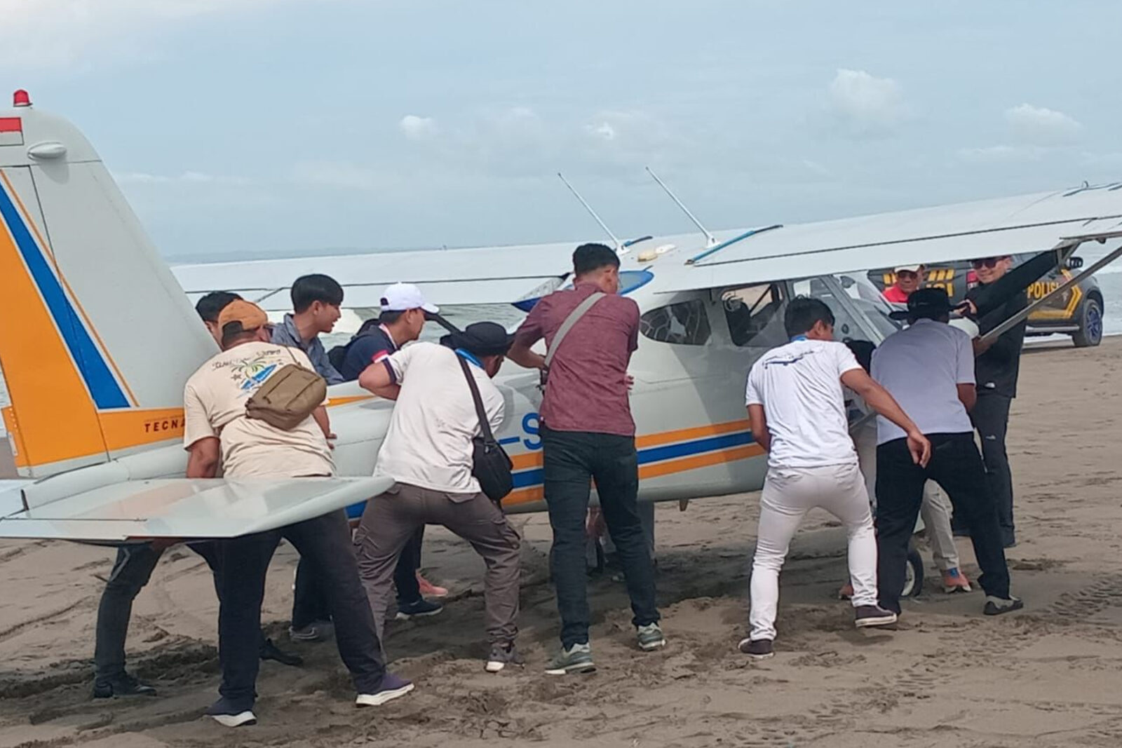 Pesawat Capung Mendarat Darurat di Pantai Pangandaran