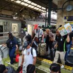 Situasi kedatangan pemudik di Stasiun Gambir