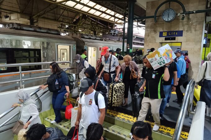 Situasi kedatangan pemudik di Stasiun Gambir