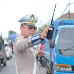 Petugas mengamankan arus balik Lebaran 2025 di Malang