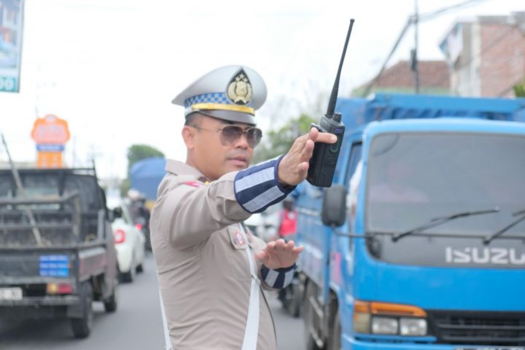 Petugas mengamankan arus balik Lebaran 2025 di Malang