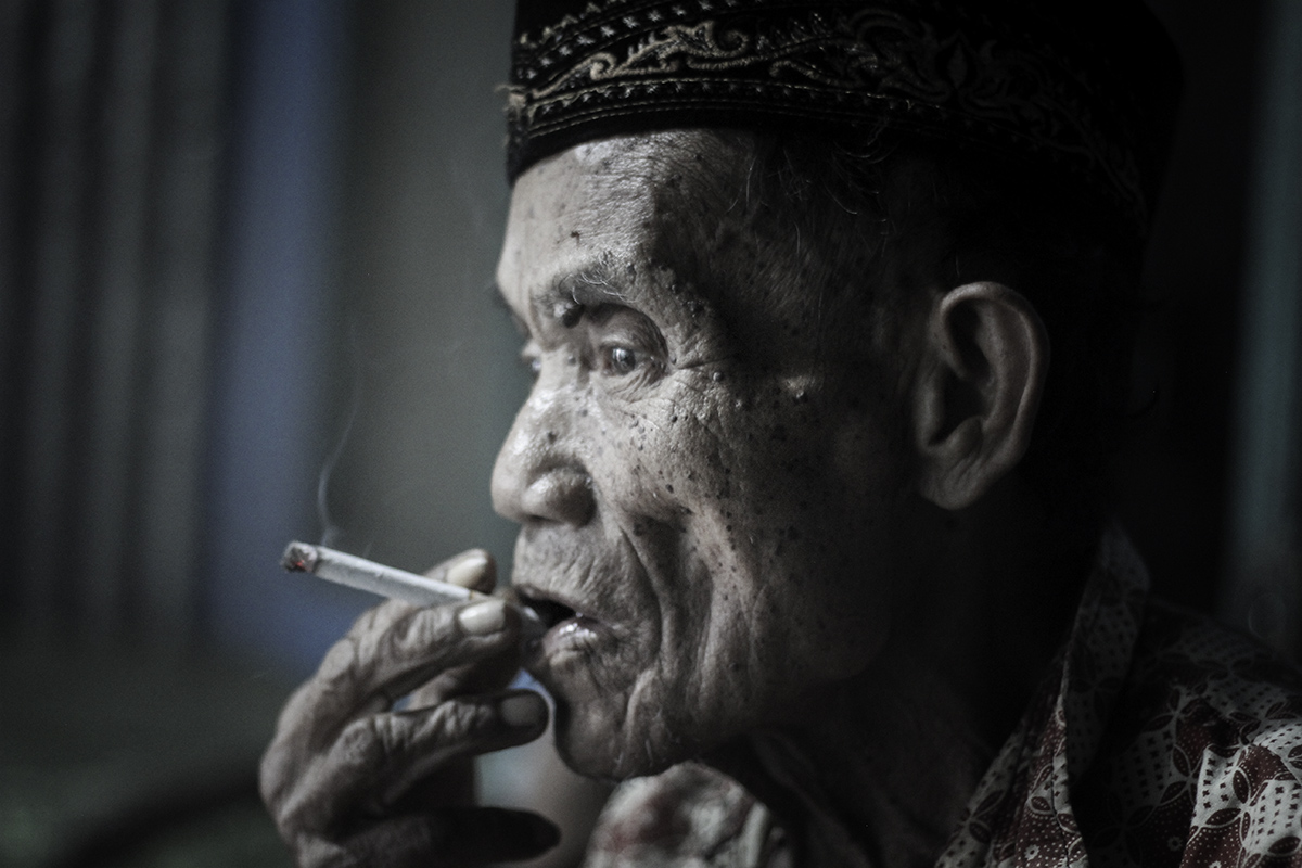 Pria Indonesia Merokok