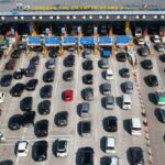 Suasana arus lalu lintas di Gerbang Tol Cikampek Utama saat Arus Balik Lebaran 2025