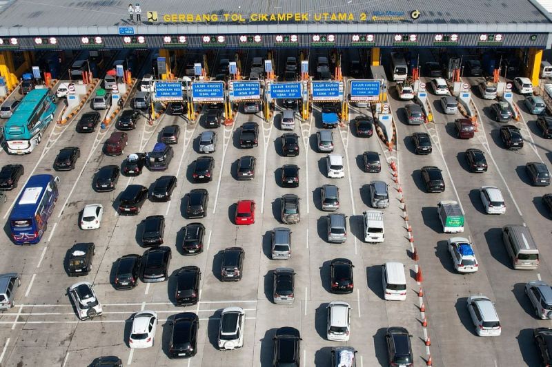 Suasana arus lalu lintas di Gerbang Tol Cikampek Utama saat Arus Balik Lebaran 2025