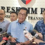 Direktur Tindak Pidana Umum Bareskrim Polri Brigjen Pol. Djuhandhani Rahardjo Puro (tengah) berbicara dengan awak media di Gedung Bareskrim Polri, Jakarta, Kamis (10/4/2025). (ANTARA/Nadia Putri Rahmani)