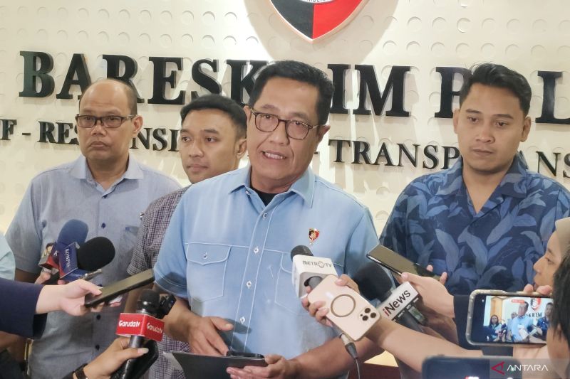 Direktur Tindak Pidana Umum Bareskrim Polri Brigjen Pol. Djuhandhani Rahardjo Puro (tengah) berbicara dengan awak media di Gedung Bareskrim Polri, Jakarta, Kamis (10/4/2025). (ANTARA/Nadia Putri Rahmani)