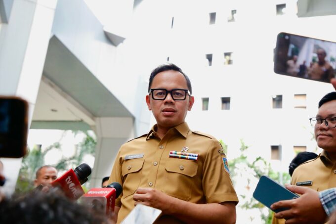 Wakil Menteri Dalam Negeri (Wamendagri) Bima Arya Sugiarto menerima kunjungan Bupati Indramayu Lucky Hakim di Kantor Kementerian Dalam Negeri (Kemendagri), Jakarta, Selasa (8/4/2025