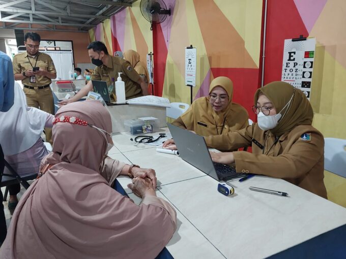 warga yang melakukan cek kesehatan gratis di puskesmas terus meningkat.