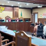 Terdakwa Sahata Lumbantobing bersama Toras Sotarduga dalam sidang pembacaan tuntutan di Pengadilan Tipikor Jakarta, Jumat (11/4/2025). ANTARA/Agatha Olivia Victoria