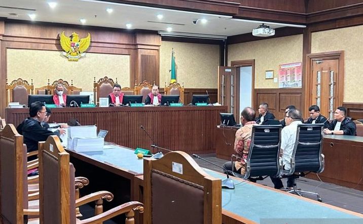 Terdakwa Sahata Lumbantobing bersama Toras Sotarduga dalam sidang pembacaan tuntutan di Pengadilan Tipikor Jakarta, Jumat (11/4/2025). ANTARA/Agatha Olivia Victoria