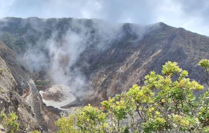 Kondisi puncak Gunung Ciremai di Kuningan, Jawa Barat. ANTARA/Fathnur Rohman