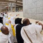 Jamaah haji melempar jumroh aqobah di Jamarat, Mekah, Arab Saudi, Rabu (28/6/2023). Lempar jumrah aqobah merupakan salah satu syarat yang wajib dilakukan pada ibadah haji sebagai simbol pengusiran setan yang pernah dilakukan Nabi Ibrahim AS. ANTARAFOTO/Wahyu Putro A